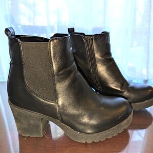 Black chunky boot w side zipper.  Comfy. Women's Sz 8.5